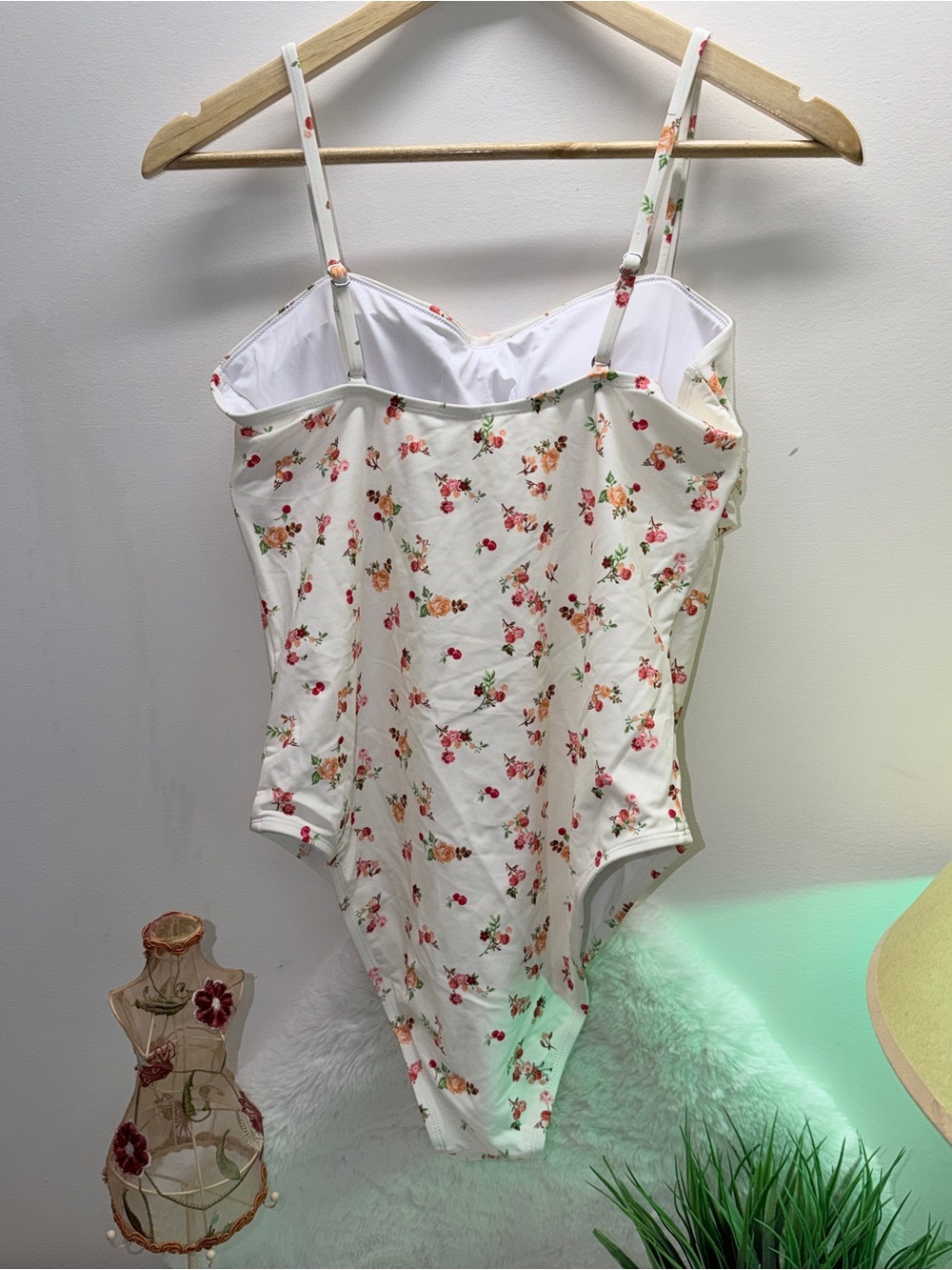 NEW Swimsuit Large Floral White One-Piece with Sweetheart Neckline 🌺 - Picture 5 of 8
